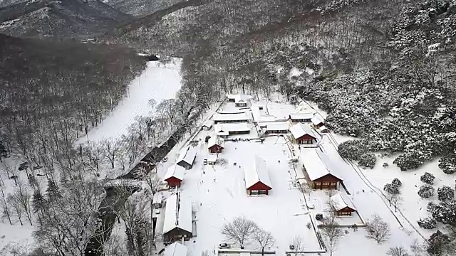 雪景的Seonunsa庙在Seonunsan山视频素材