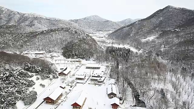 雪景的Seonunsa庙在Seonunsan山视频素材