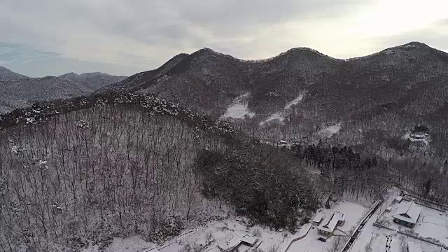 雪景的Seonunsa庙在Seonunsan山视频素材