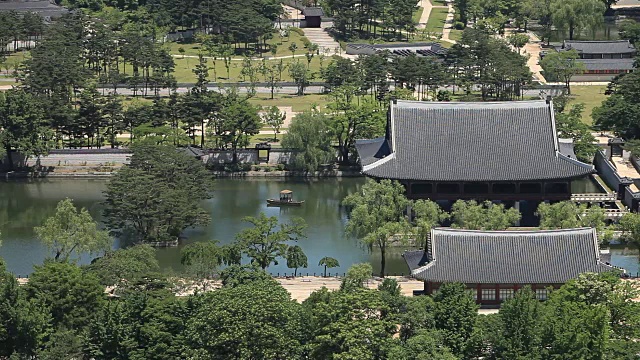 京畿道馆(韩国国宝224)和京福宫(朝鲜王朝皇宫)的池塘视频素材