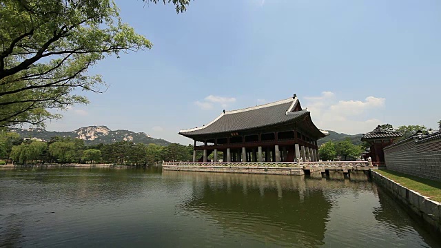 京畿道馆(韩国国宝224)和京福宫(朝鲜王朝皇宫)的池塘视频素材