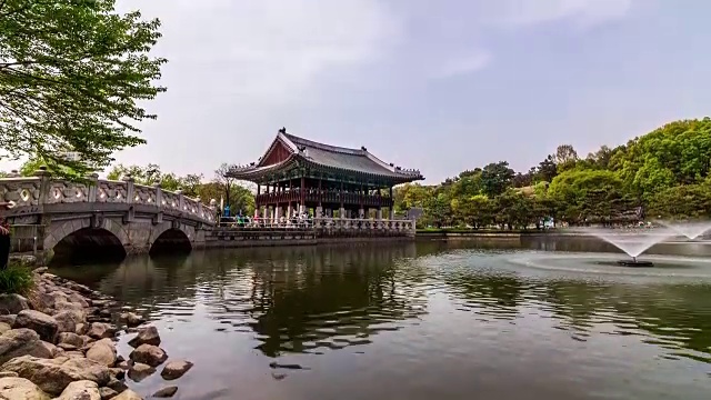 韩国传统的屋顶瓦房在Bundang Jungang公园视频素材