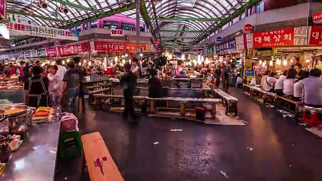 在光江市场(韩国历史最悠久、规模最大的传统市场)漫步的人们视频素材