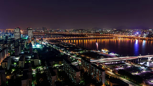 丽都的公寓大楼和西江大学城大桥夜景视频素材