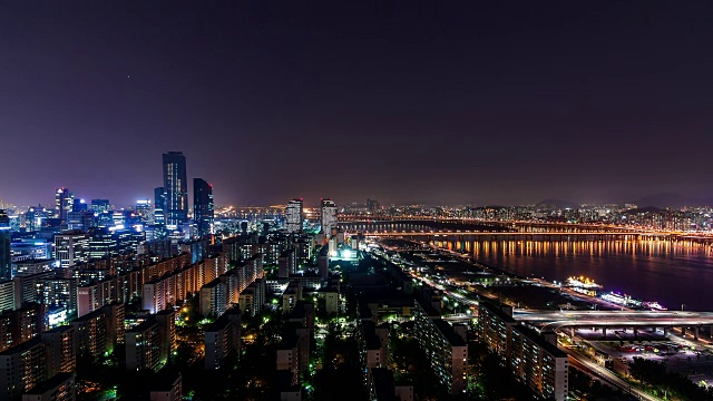 丽都的公寓大楼和西江大学城大桥夜景视频素材