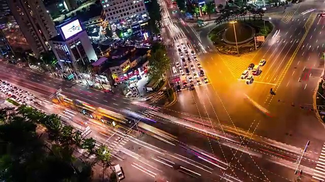 夜景摩天楼和交通环环相接的工德旋转视频素材