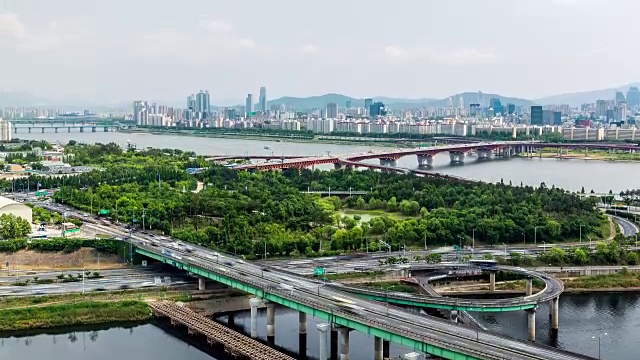 周围的城市景观，星须大学桥和首尔森林视频素材