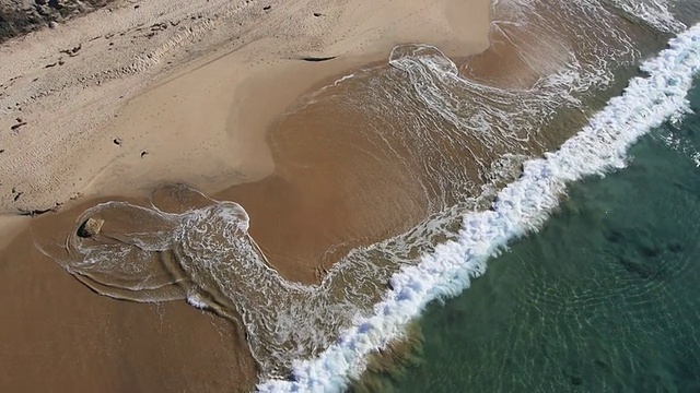 WS AERIAL HA SLO MO海浪撞击岩石/水晶湾，美国加州视频素材