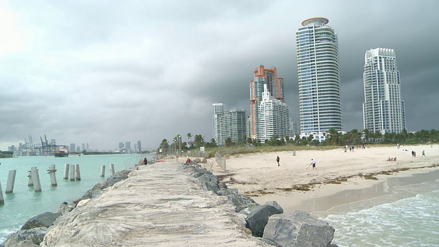 海滩上的住宅塔楼与迈阿密港口在后面/迈阿密海滩，佛罗里达，美国视频素材