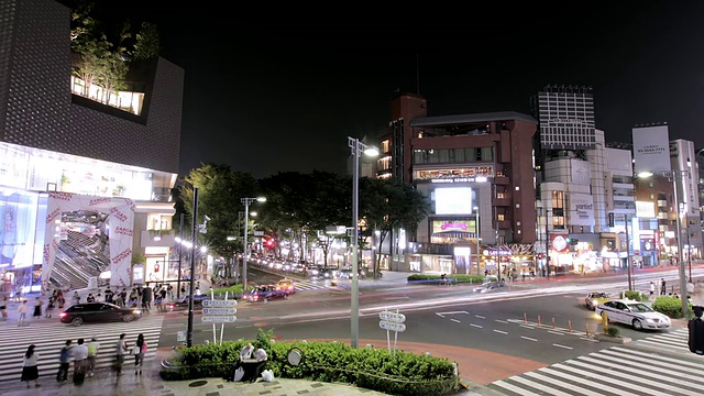 WS T/L行人和汽车在夜晚在街道上运行/原宿，东京，日本视频素材