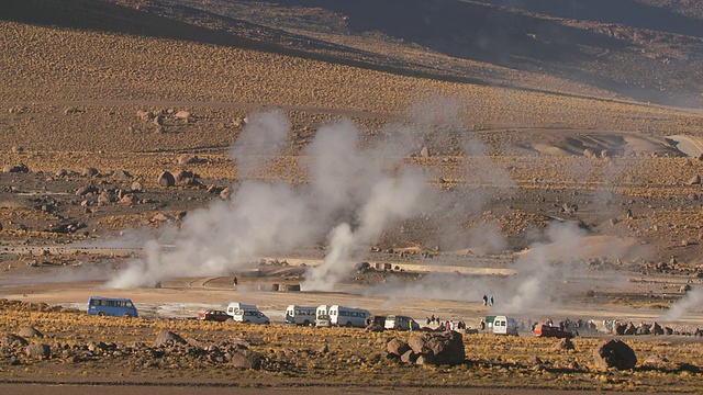 在智利北grande的El Tatio间歇泉/ San Pedro de Atacama的蒸汽喷口之间的旅游车辆视频素材