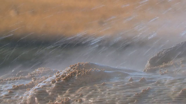 热水降落在El Tatio间歇泉旁，圣佩德罗德阿塔卡马，智利北部格兰德视频素材