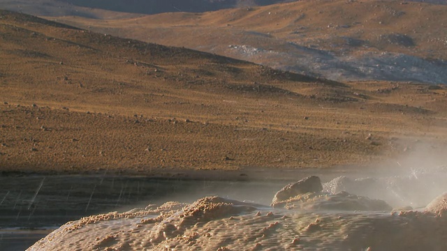 热水降落在El Tatio间歇泉旁，圣佩德罗德阿塔卡马，智利北部格兰德视频素材