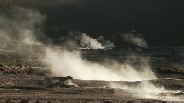 在El Tatio间歇泉/圣佩德罗阿塔卡马，北格兰德，智利背光蒸汽喷口的WS视图视频素材