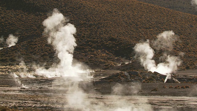 在El Tatio间歇泉/圣佩德罗阿塔卡马，北格兰德，智利背光蒸汽喷口的WS视图视频素材