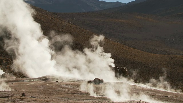 在El Tatio间歇泉/圣佩德罗德阿塔卡马，北格兰德，智利背光蒸汽喷口视频素材