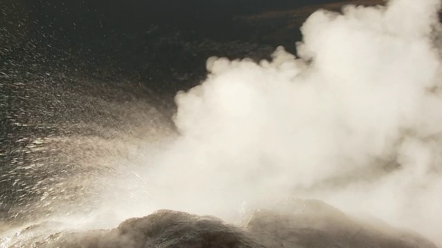 CU PAN SLO MO 在 El Tatio 间歇泉 / San Pedro de Atacama, Norte Grande, 智利喷出的热水视频素材