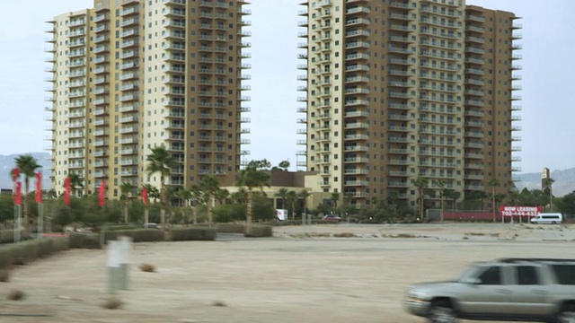 住宅道路和沙漠道路的WS侧POV视图/拉斯维加斯，内华达州，美国视频素材