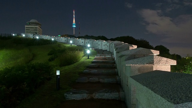 WS T/L TU View of Fortress和N seoul tower(位于韩国首尔中部南山的通信和观察塔)/首尔，韩国视频素材