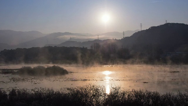 云雾缭绕的西洋河(韩国著名旅游景点)日出/江原道春川视频素材