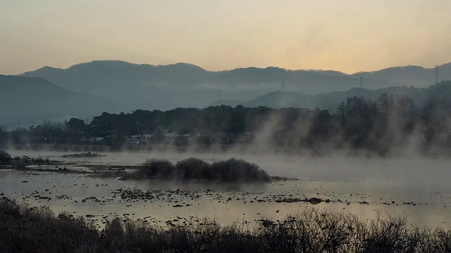 云雾缭绕的西洋河(韩国著名旅游景点)日出/江原道春川视频素材