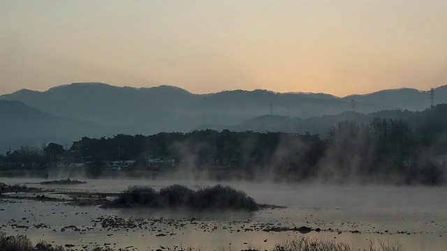 WS T/L ZI View of Sunrise of soyangriver(韩国著名旅游景点)covered with fog /春川，江原道，韩国视频素材