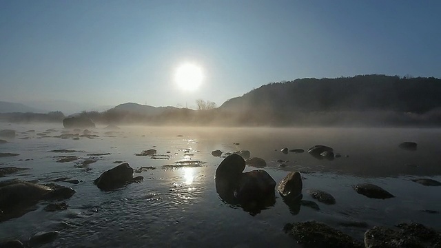 云雾缭绕的西洋河(韩国著名旅游景点)日出/江原道春川视频素材