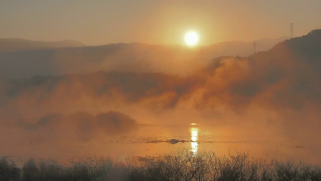 WS View of Sunrise of Soyang(韩国著名旅游景点)被雾覆盖的河流/春川，江原道，韩国视频素材