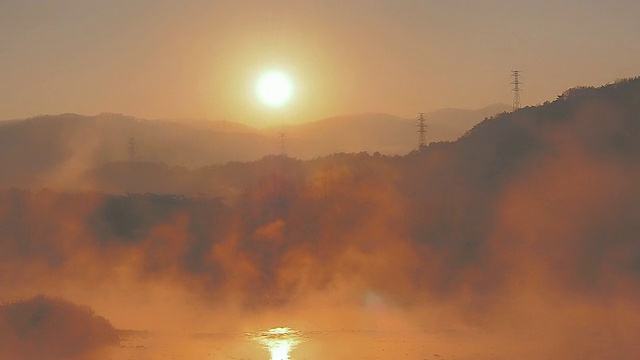 被雾笼罩的西洋河(韩国著名旅游景点)日出/江原道春川，韩国视频素材