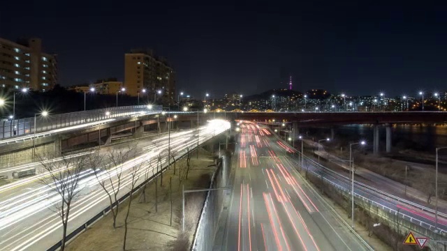 WS POV T/L首尔江边高速公路(汉江高速公路)夜景/首尔，韩国视频素材