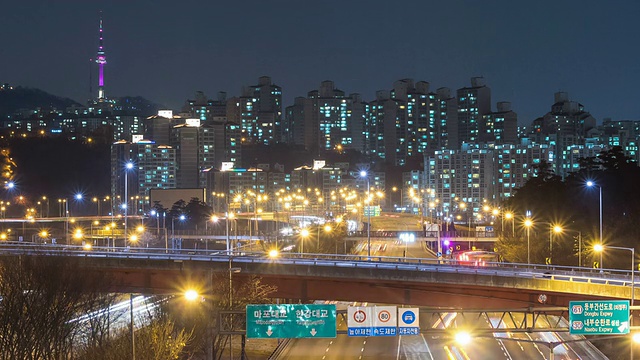 WS T/L首尔江边高速公路(汉江沿线高速公路)和北首尔塔夜景/韩国首尔视频素材