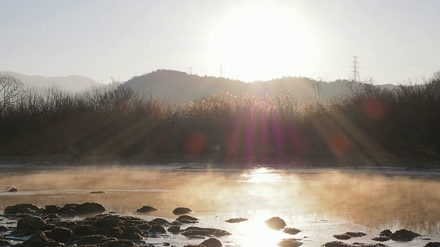 云雾缭绕的松阳江日出/江原道春川，韩国视频素材