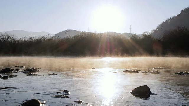 云雾缭绕的松阳江日出/江原道春川，韩国视频素材