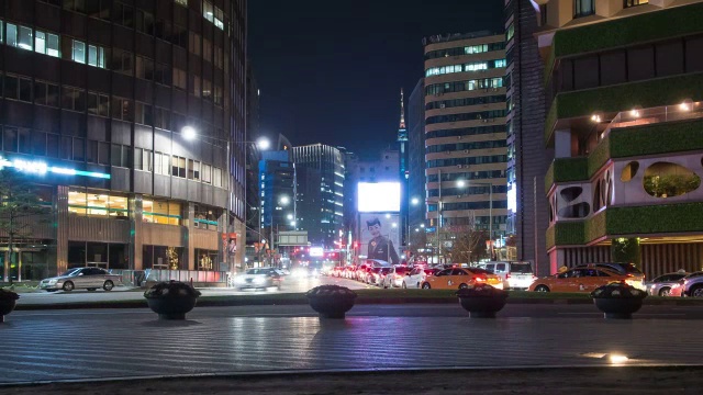 MS T/L TU拍摄韩国首尔市政厅前广场的车流和夜景视频素材