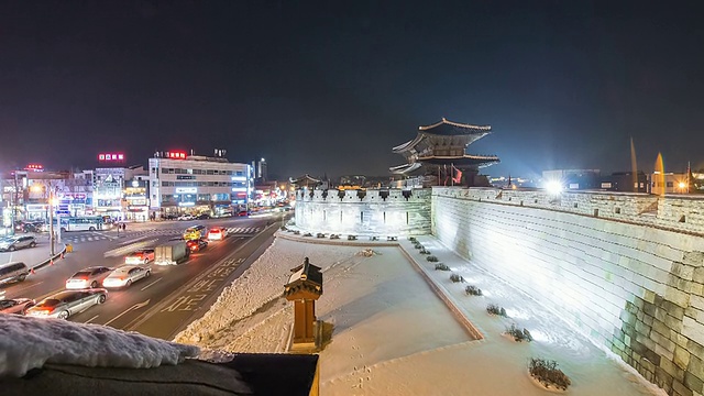 华城要塞(联合国教科文组织世界遗产)江庵门(北门)的雪景和夜景/京畿道水原视频素材