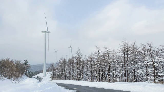 韩国江原道弘城大棘山风力发电机和积雪覆盖道路的WS T/L视图视频素材