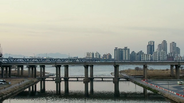 WS T/L ZI hangang River and Cheongdamdaegyo Bridge夜景/首尔，韩国视频素材