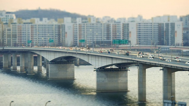 韩国首尔汉江江上加让大城大桥交通行车的WS T/L视图视频素材