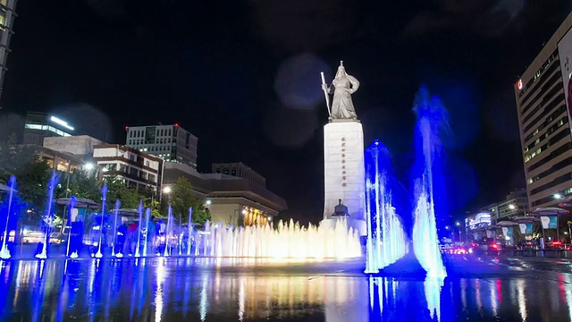 WS T/L POV Gwanghwamun(gyeongbokung Palace, in Jongno-gu) Square的夜景和灯光喷泉(Gwanghwamun) /韩国首尔视频素材