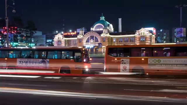 WS T/L POV old seoul station(Historic Site 285)的夜景和交通动态/首尔，韩国视频素材