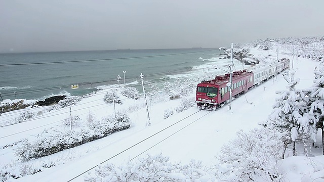 韩国江原道东海的冬季景色和火车驶过的风景视频素材