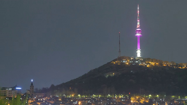 WS T/L夜景N汉城塔(位于南山/汉城，韩国汉城中部的一座通讯和观察塔)视频素材