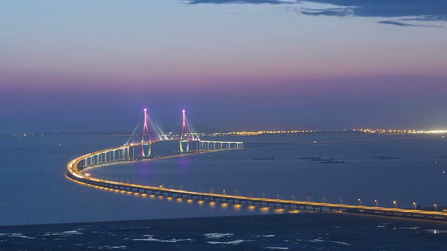 仁川大桥(韩国最长的斜拉桥)的日落和夜景/仁川，韩国视频素材