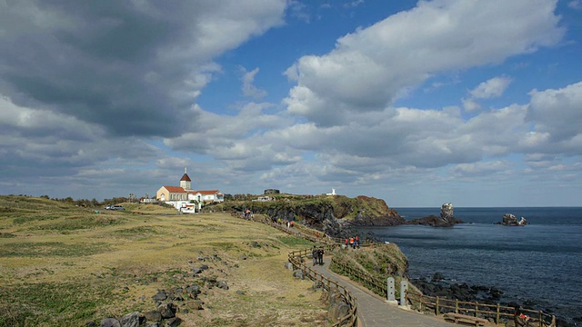 WS T/L View of Landscape of Seopjikoji(著名的景点和戏剧设置在济州岛)海岸特色与游客/西浦，济州岛，韩国视频素材