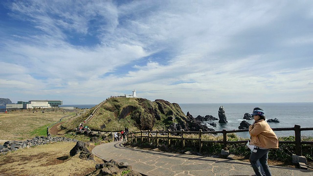 WS T/L View of Landscape of Seopjikoji(著名的景点和戏剧设置在济州岛)海岸特色与游客/西浦，济州岛，韩国视频素材