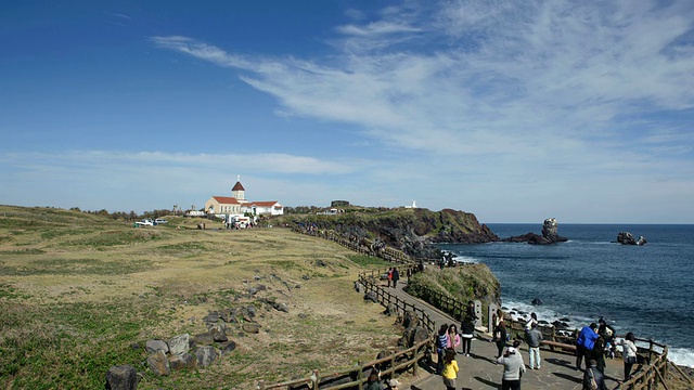 WS T/L View of Landscape of Seopjikoji(著名的景点和戏剧设置在济州岛)海岸特色与游客/西浦，济州岛，韩国视频素材