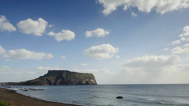 韩国济柔道Seongsan Ilchulbong日出峰的海景和阴天景色视频素材