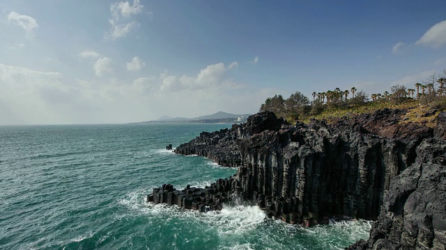 韩国Jejudo Jusangjeolli(壮观的火山岩石形成于济州岛南部海岸或柱状节)的海岸景观视频素材