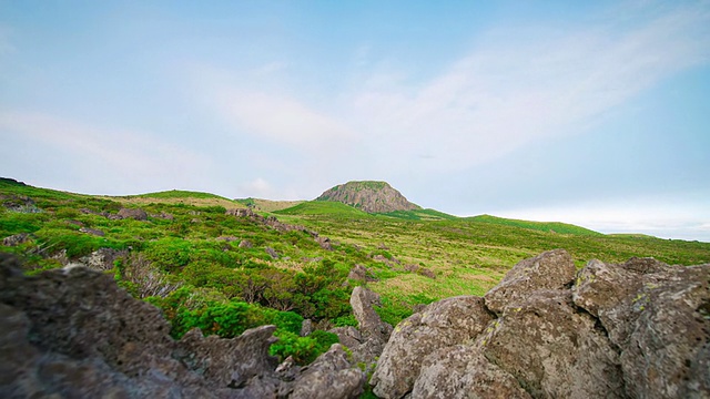 WS T/L POV景观Hallasan山(韩国最高的山)/西浦，济州岛，韩国视频素材