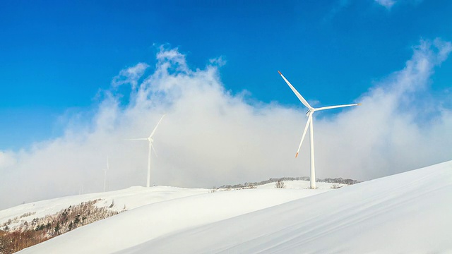 韩国平昌/江原道平昌风力发电厂的云景观和冬季景观WS T/L视图视频素材